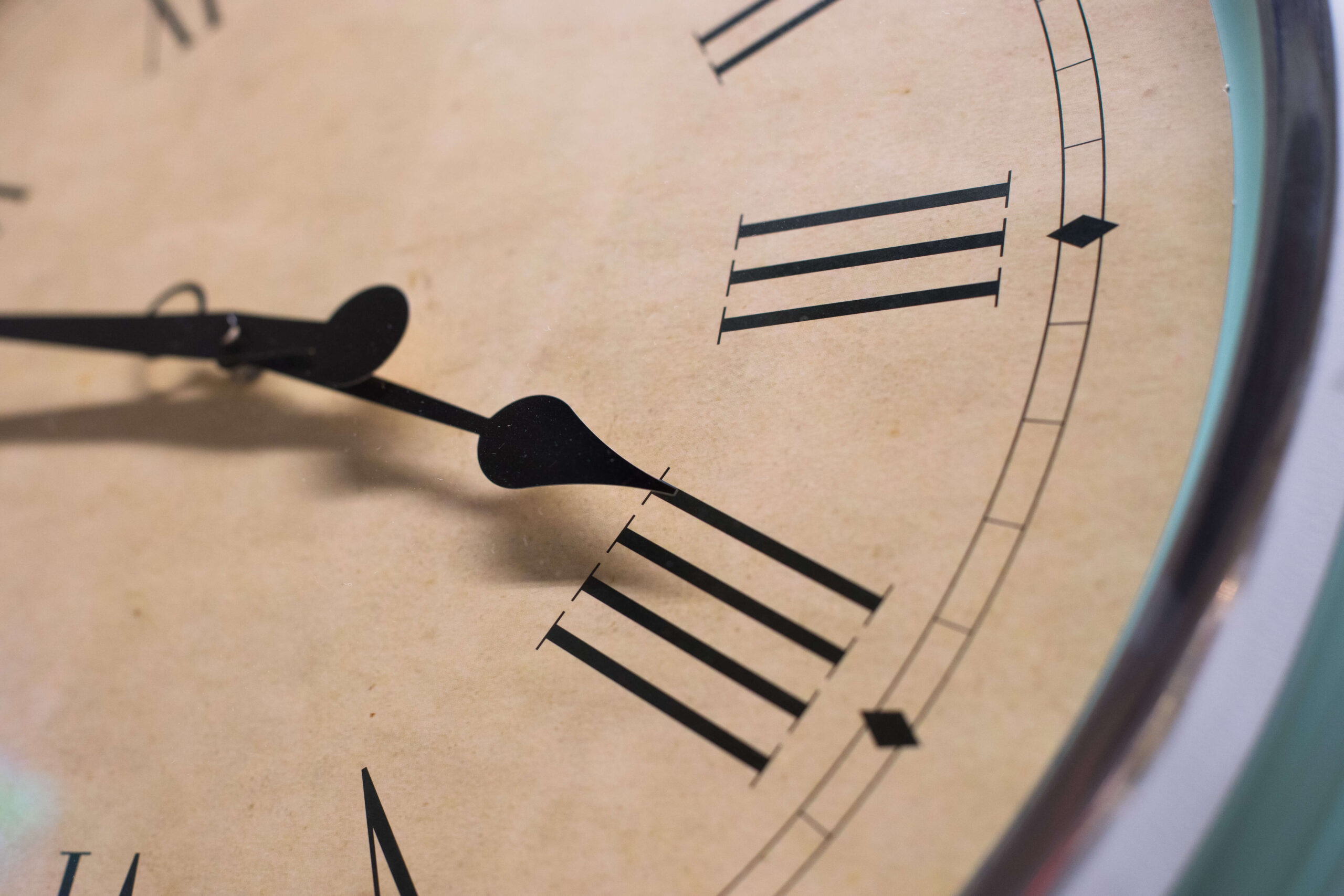 close-up-clock-hanging-wall (-